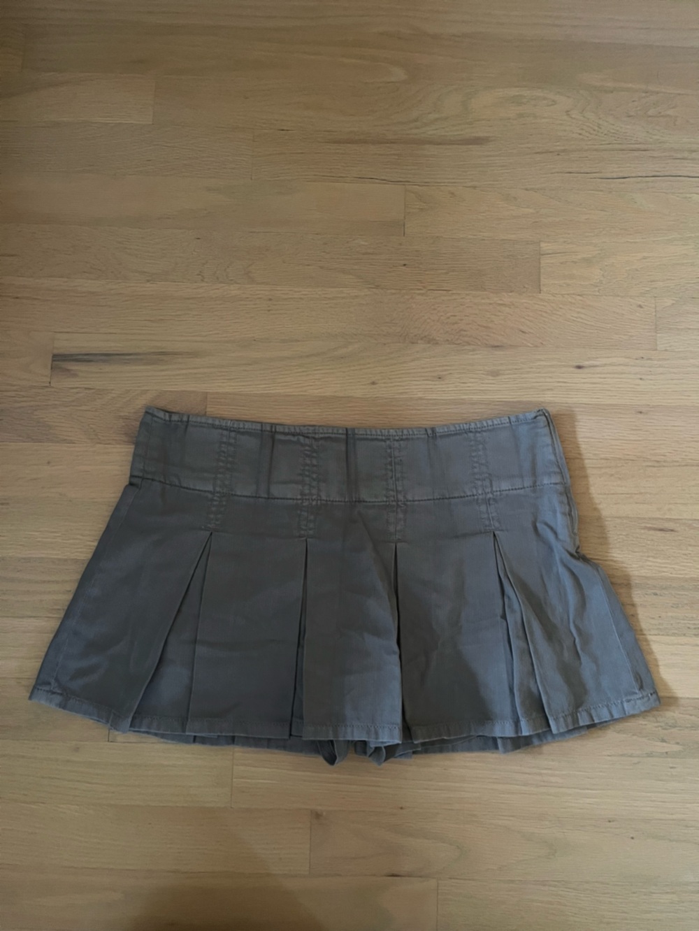 GARGAE Pleated Gray Skort